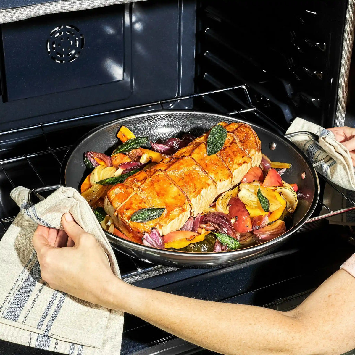 Hybrid Fry Pan with Lid, 14"