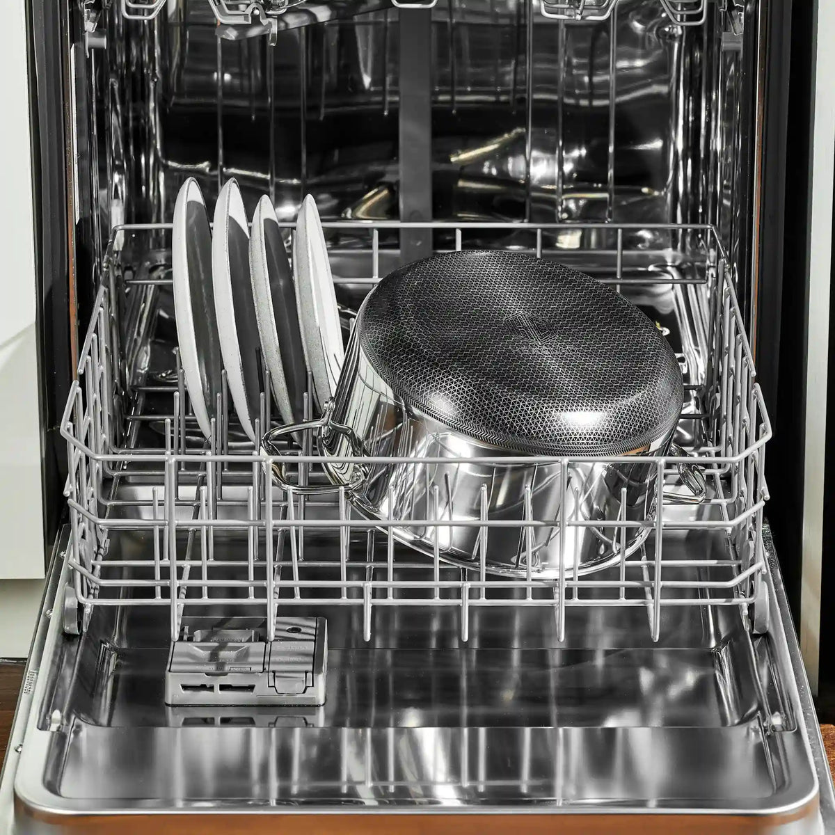 Hybrid Stock Pot With Lid, 8-Qt